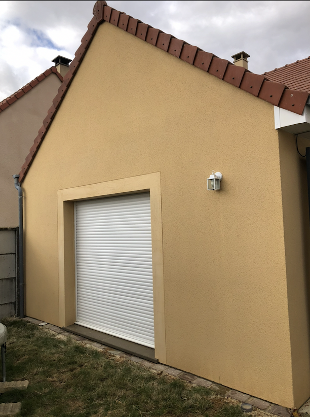 Pignon de maison nettoyé, enduit uniforme après traitement